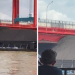 Detik-detik Tongkang Batubara Tersangkut di Bawah Jembatan Ampera Palembang, Diduga Over Muatan
