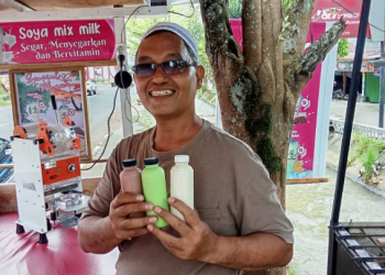 Es Susu Kedelai Viral di Tugumulyo, Laris Manis Terjual Hingga Ratusan Cup Per Hari!
