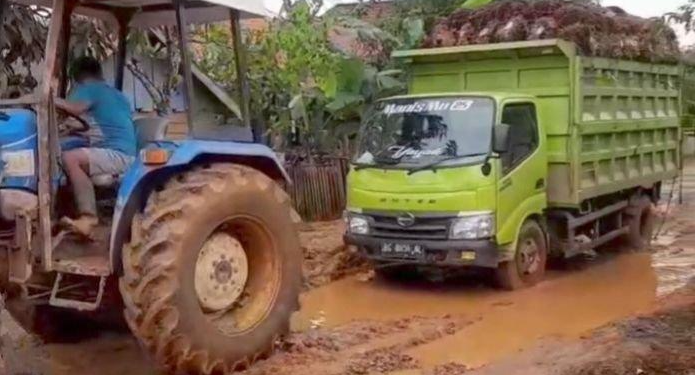 Jalan Desa Pelaju Banyuasin Rusak Parah, Kendaraan Sampai Harus Ditarik Traktor Sawah