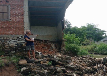 Rumah Warga Lubuklinggau Terancam Ambruk Ke Sungai, Dela Selalu Was-Was Setiap Hujan Lebat