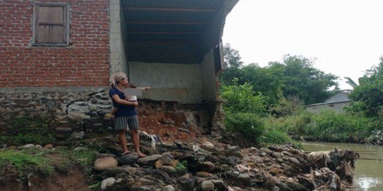 Rumah Warga Lubuklinggau Terancam Ambruk Ke Sungai, Dela Selalu Was-Was Setiap Hujan Lebat