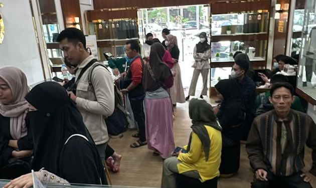 Harga Emas Meroket, Antusiasme Warga Palembang Meningkat Tajam: Galeri 24 Pegadaian Kehabisan Stok