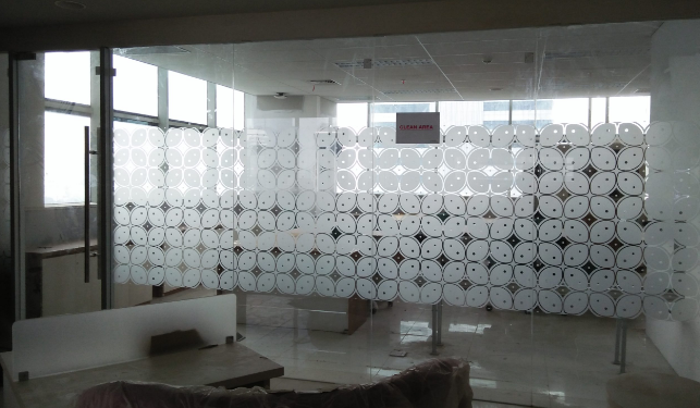 Tampil Elegan dan Profesional dengan Kaca Film Gedung & Sticker Cutting Custom