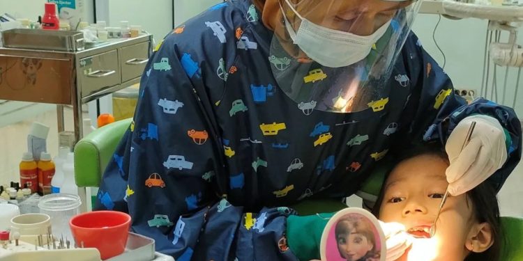 Gigi Berlubang Bisa Menular Lewat Kontak Air Liur, Ini Penjelasannya