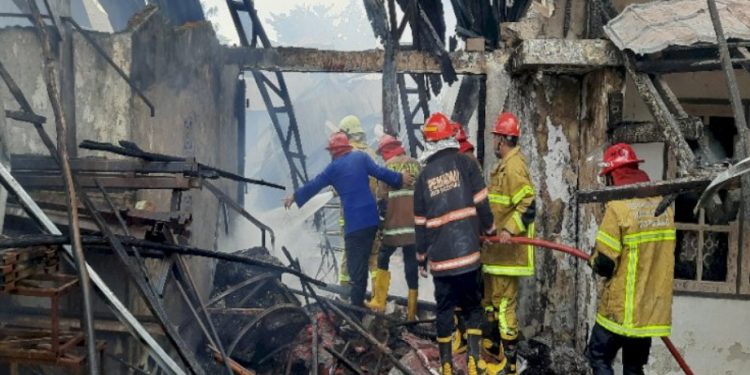 Kebakaran Saat Salat Jumat Hanguskan Dua Rumah Warga di Palembang, Usaha Pelaminan Ikut Ludes