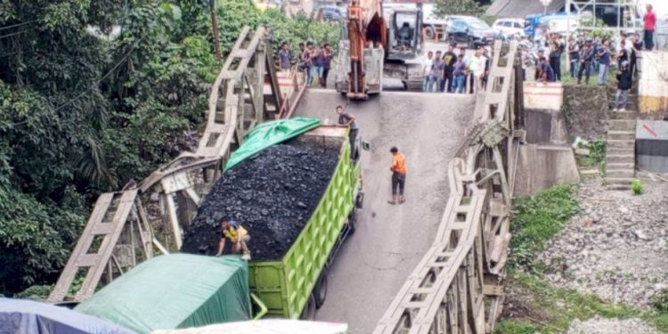 Jembatan Muara Lawai Ambruk Akibat Truk Over Tonase, Gubernur Desak Transportir Bertanggung Jawab dan Polda Usut Tuntas