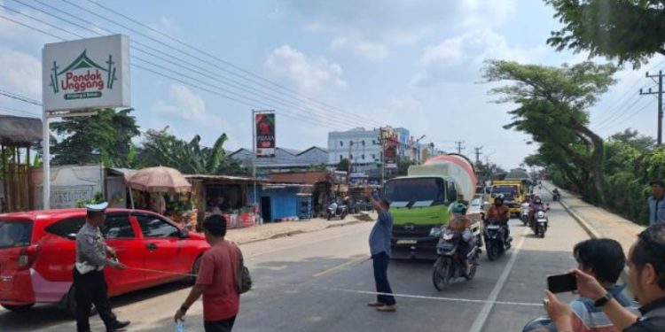Kecelakaan Tragis di Palembang, Gagal Salip Mobil, Pengendara Vespa Tewas Tertabrak Truk