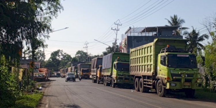 Truk Batu Bara Masih Lintasi Jalan Umum, Larangan Gubernur Sumsel Dinilai Tak Lebih dari Gimik Politik