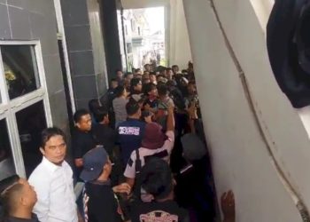 Aksi Massa di DPRD OKU Memanas, Aparat Terpaksa Tembakkan Water Cannon