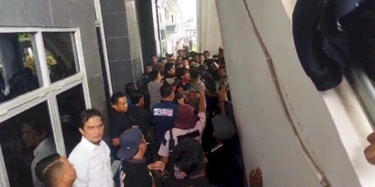 Aksi Massa di DPRD OKU Memanas, Aparat Terpaksa Tembakkan Water Cannon