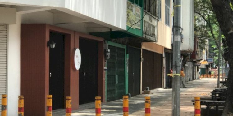 Mayoritas Toko di Kawasan Sudirman Tutup Imbas Aksi Unjuk Rasa