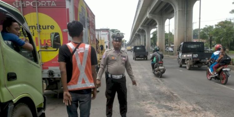 Kecelakaan Tragis di Harun Sohar Palembang: Seorang Ibu Tewas Diserempet Truk Molen, Anak Selamat